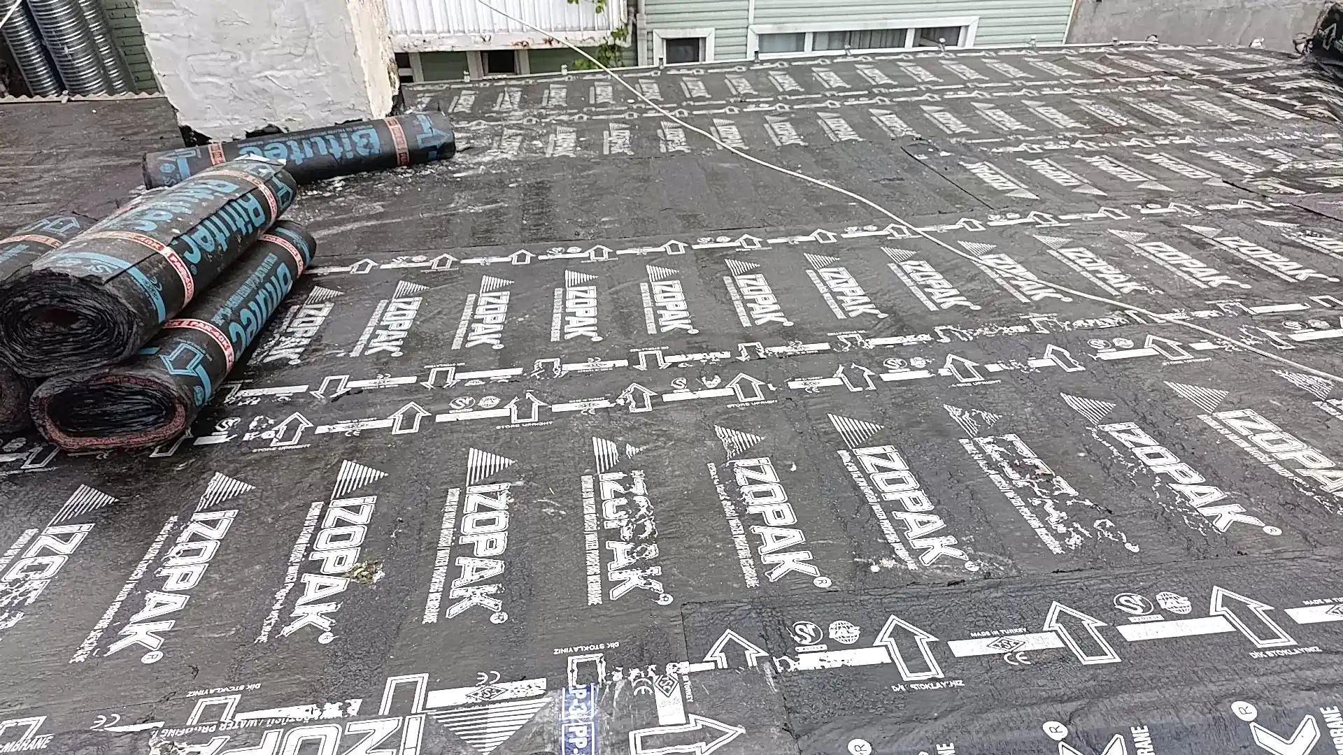 Öner Çatı olarak, İstanbul'da yıllardır çatı kaplama ve tamir hizmetleri sunuyoruz. Uzman ekibimiz ve kaliteli malzemelerimizle, her türlü çatı probleminize kalıcı çözümler üretiyoruz. Ahşap, kiremit gibi farklı çatı kaplama malzemelerindeki deneyimimizle, ev veya iş yerinizin çatısını en uygun şekilde koruyoruz.