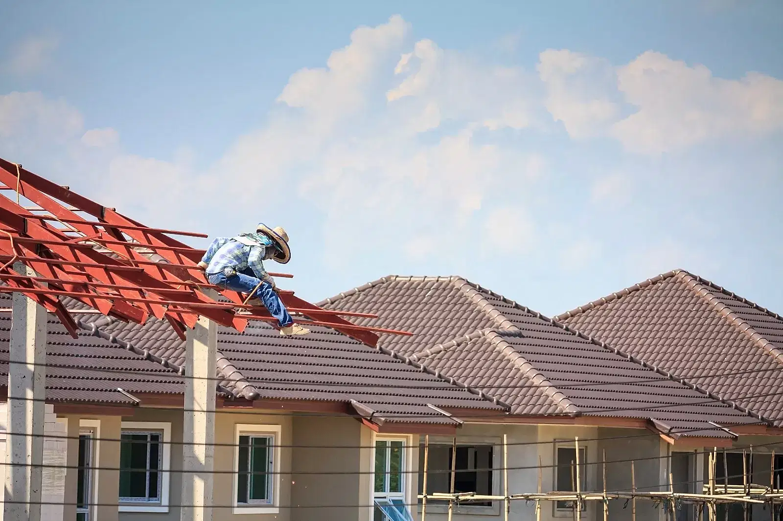 Öner Çatı olarak, İstanbul'da yıllardır çatı kaplama ve tamir hizmetleri sunuyoruz. Uzman ekibimiz ve kaliteli malzemelerimizle, her türlü çatı probleminize kalıcı çözümler üretiyoruz. Ahşap, kiremit gibi farklı çatı kaplama malzemelerindeki deneyimimizle, ev veya iş yerinizin çatısını en uygun şekilde koruyoruz.