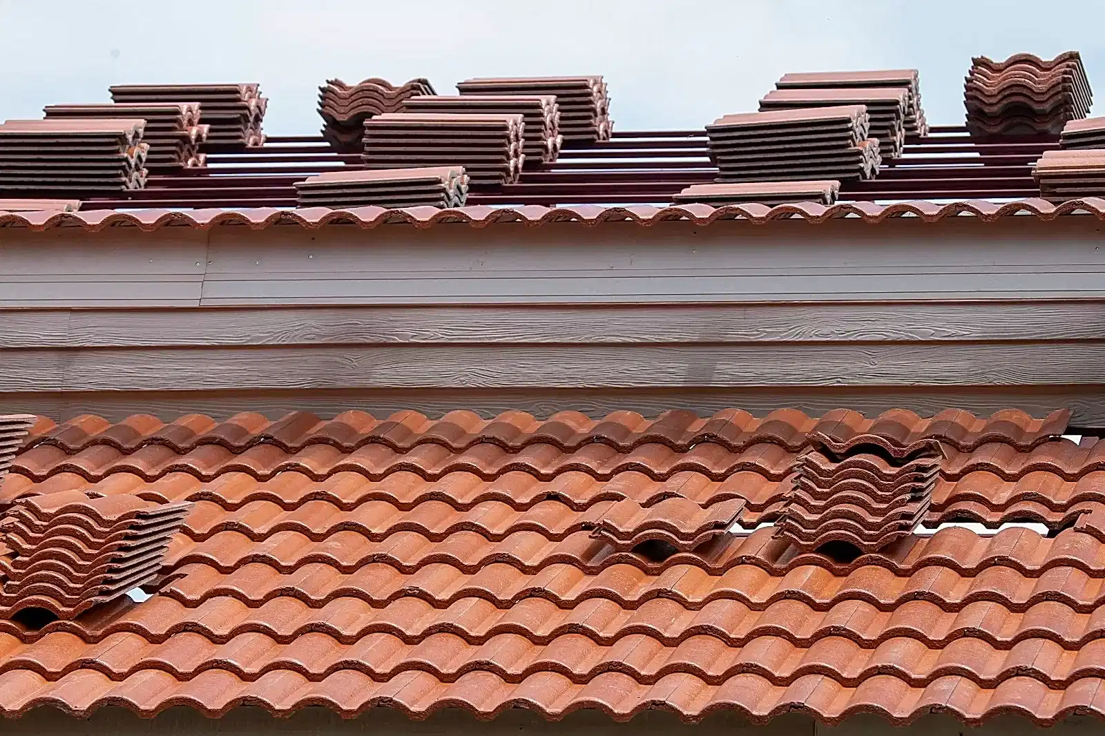 Öner Çatı olarak, İstanbul'da yıllardır çatı kaplama ve tamir hizmetleri sunuyoruz. Uzman ekibimiz ve kaliteli malzemelerimizle, her türlü çatı probleminize kalıcı çözümler üretiyoruz. Ahşap, kiremit gibi farklı çatı kaplama malzemelerindeki deneyimimizle, ev veya iş yerinizin çatısını en uygun şekilde koruyoruz.