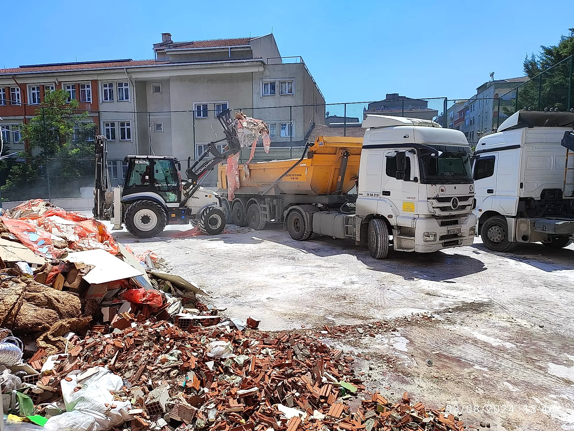 Öner Çatı olarak, İstanbul'da yıllardır çatı kaplama ve tamir hizmetleri sunuyoruz. Uzman ekibimiz ve kaliteli malzemelerimizle, her türlü çatı probleminize kalıcı çözümler üretiyoruz. Ahşap, kiremit gibi farklı çatı kaplama malzemelerindeki deneyimimizle, ev veya iş yerinizin çatısını en uygun şekilde koruyoruz.