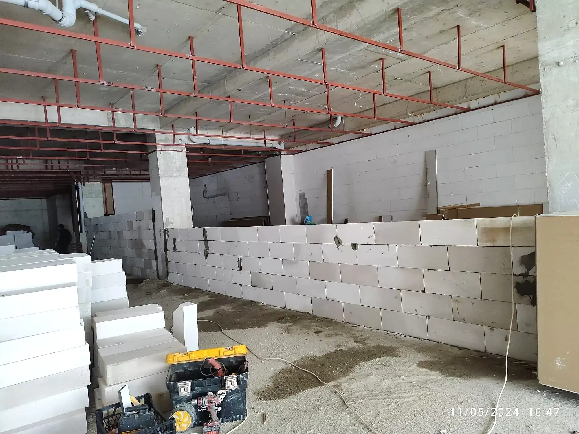 Öner Çatı olarak, İstanbul'da yıllardır çatı kaplama ve tamir hizmetleri sunuyoruz. Uzman ekibimiz ve kaliteli malzemelerimizle, her türlü çatı probleminize kalıcı çözümler üretiyoruz. Ahşap, kiremit gibi farklı çatı kaplama malzemelerindeki deneyimimizle, ev veya iş yerinizin çatısını en uygun şekilde koruyoruz.