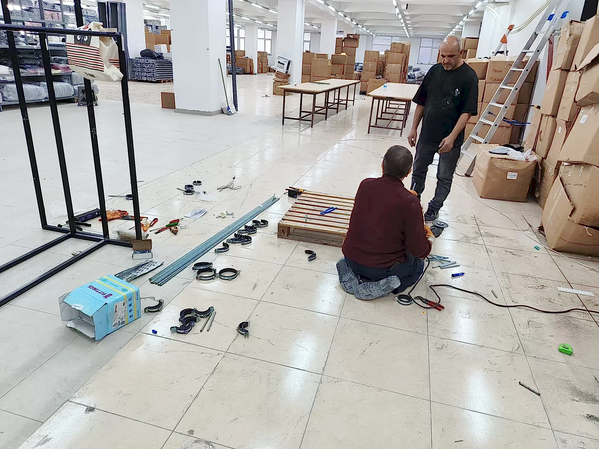 Öner Çatı olarak, İstanbul'da yıllardır çatı kaplama ve tamir hizmetleri sunuyoruz. Uzman ekibimiz ve kaliteli malzemelerimizle, her türlü çatı probleminize kalıcı çözümler üretiyoruz. Ahşap, kiremit gibi farklı çatı kaplama malzemelerindeki deneyimimizle, ev veya iş yerinizin çatısını en uygun şekilde koruyoruz.