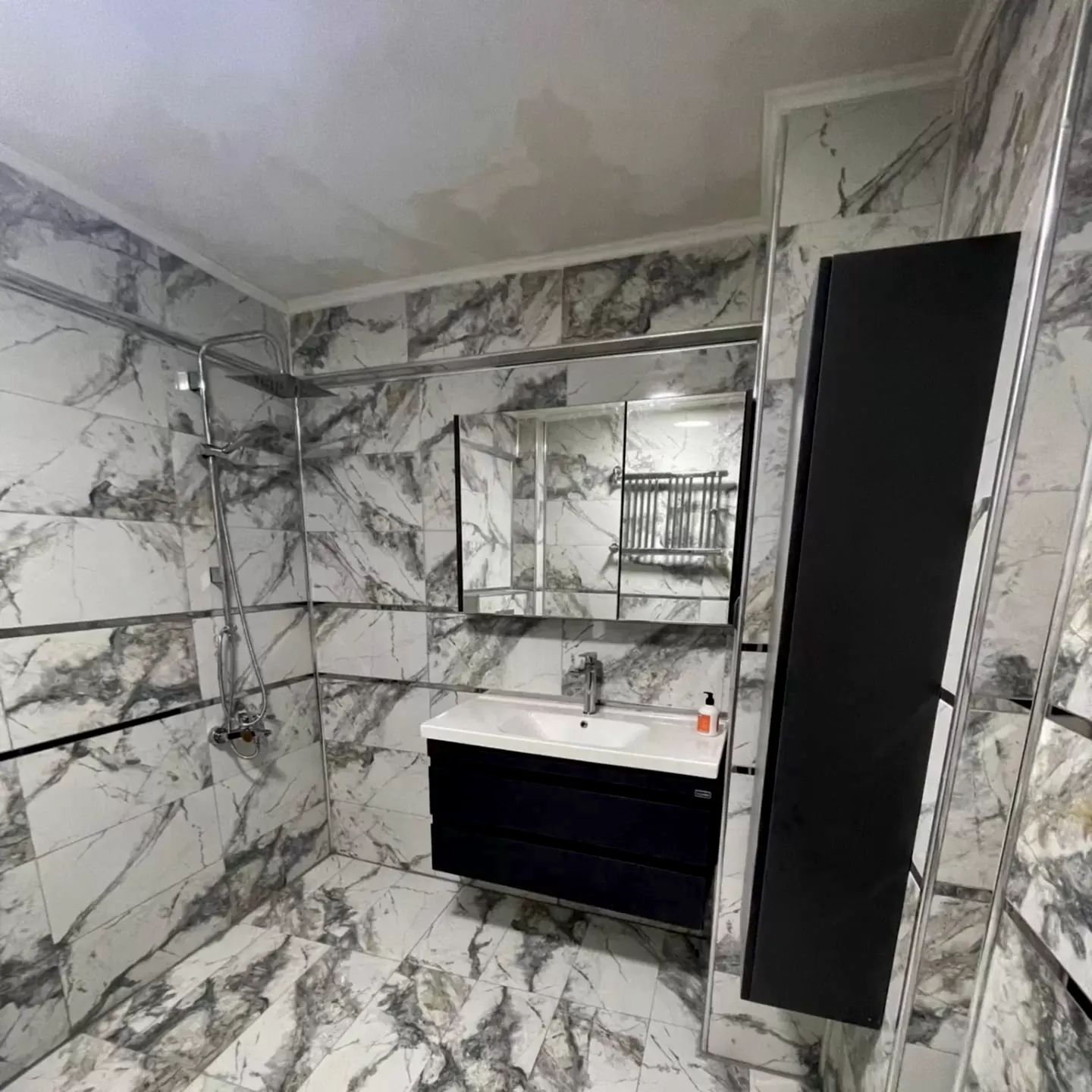 Öner Çatı olarak, İstanbul'da yıllardır çatı kaplama ve tamir hizmetleri sunuyoruz. Uzman ekibimiz ve kaliteli malzemelerimizle, her türlü çatı probleminize kalıcı çözümler üretiyoruz. Ahşap, kiremit gibi farklı çatı kaplama malzemelerindeki deneyimimizle, ev veya iş yerinizin çatısını en uygun şekilde koruyoruz.