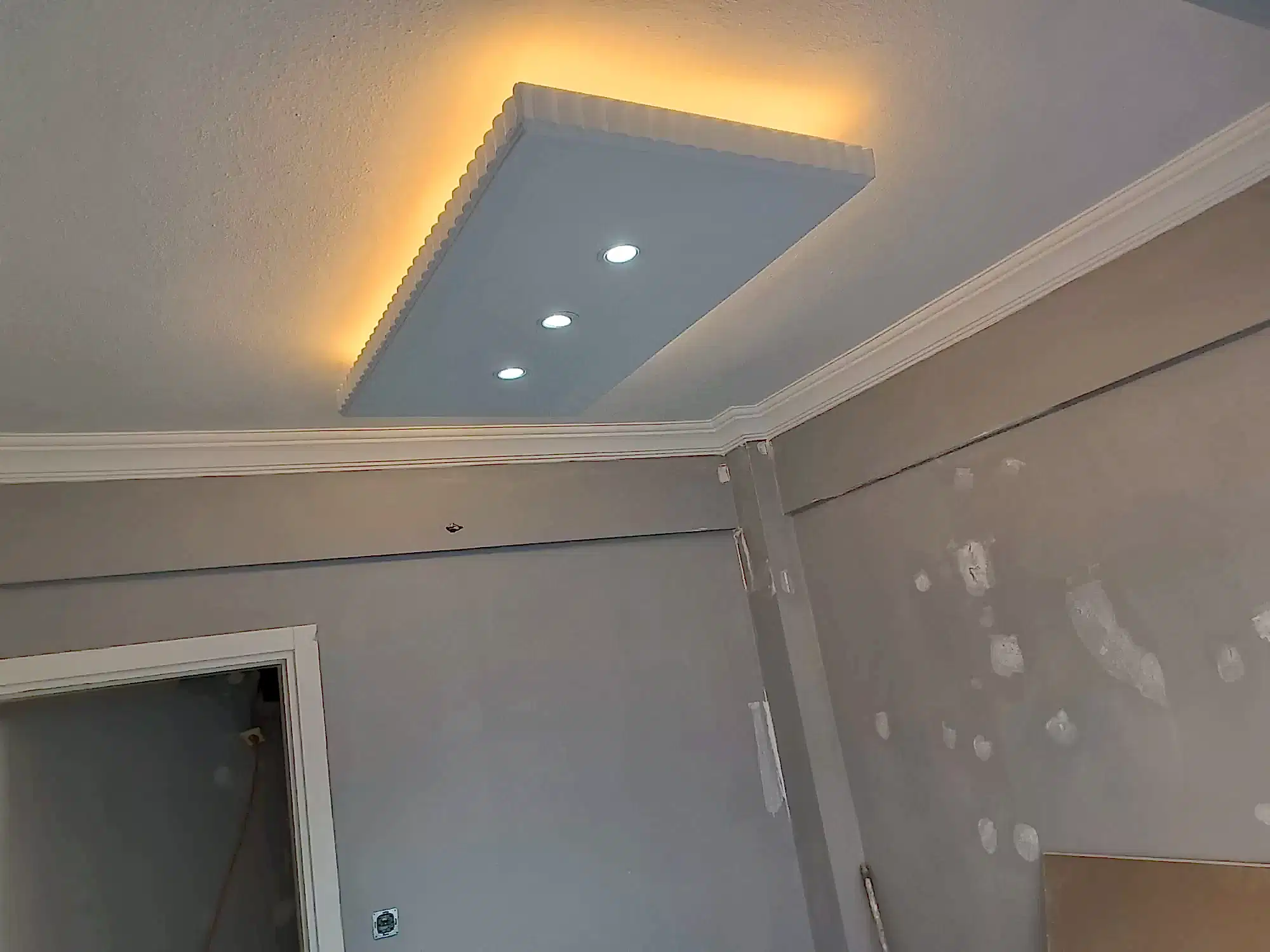 Öner Çatı olarak, İstanbul'da yıllardır çatı kaplama ve tamir hizmetleri sunuyoruz. Uzman ekibimiz ve kaliteli malzemelerimizle, her türlü çatı probleminize kalıcı çözümler üretiyoruz. Ahşap, kiremit gibi farklı çatı kaplama malzemelerindeki deneyimimizle, ev veya iş yerinizin çatısını en uygun şekilde koruyoruz.