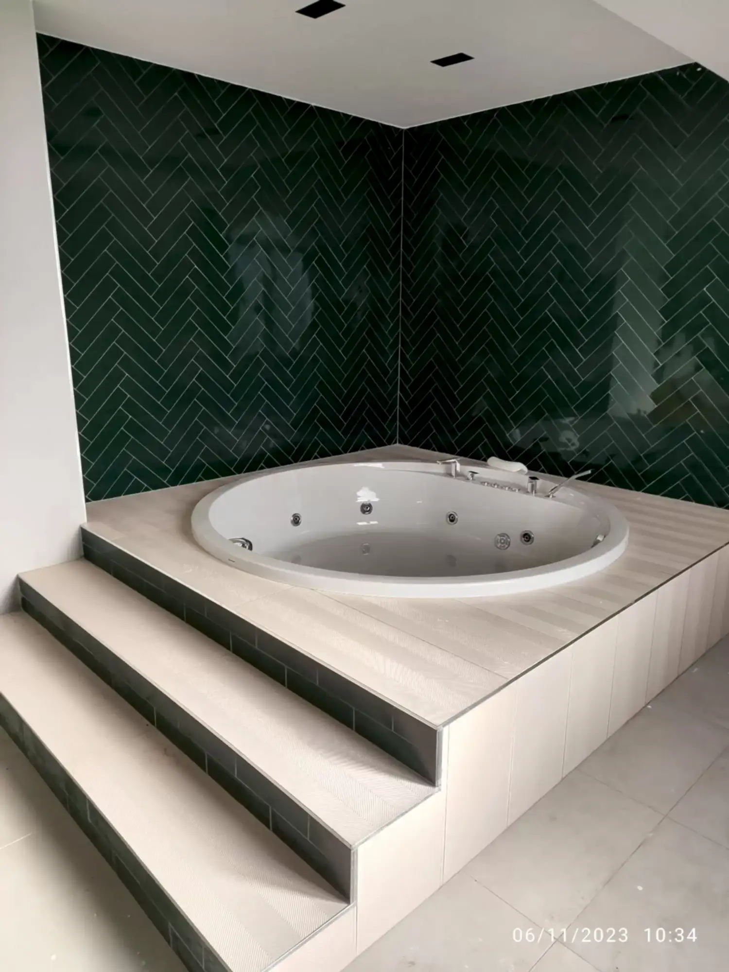 Öner Çatı olarak, İstanbul'da yıllardır çatı kaplama ve tamir hizmetleri sunuyoruz. Uzman ekibimiz ve kaliteli malzemelerimizle, her türlü çatı probleminize kalıcı çözümler üretiyoruz. Ahşap, kiremit gibi farklı çatı kaplama malzemelerindeki deneyimimizle, ev veya iş yerinizin çatısını en uygun şekilde koruyoruz.